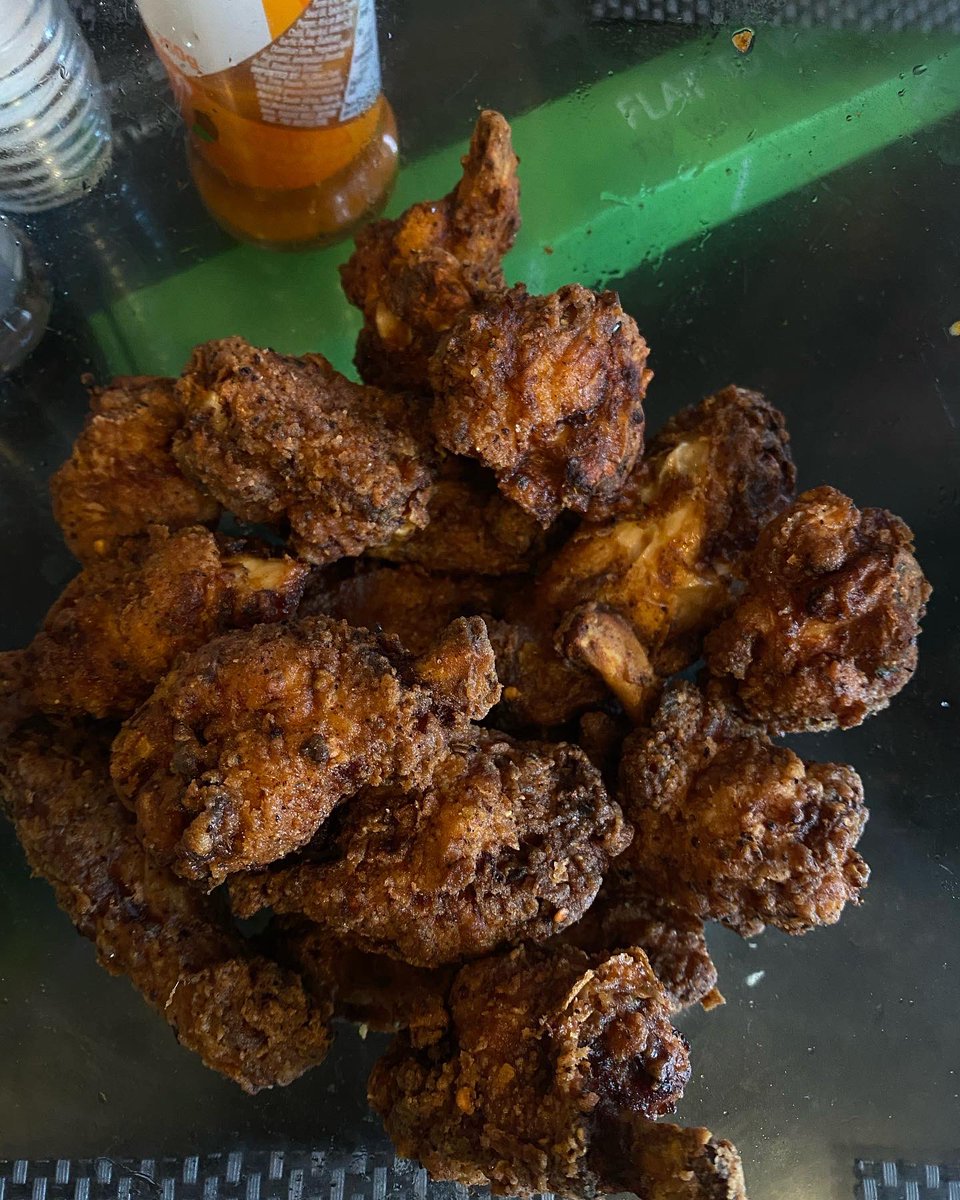 Frazerbryden's tweet photo. Fake Nando’s tonight.  

Chicken wings 🍗
Butterfly chicken 🐔 
Garlic and lemon broccoli 🥦 
Mashed potatoes 🥔 
Peri peri chips 🍟 
Pitta chips and houmous 🥖
Garlic bread 🍞 
Spicy rice 🍚 
Corn on the cob 🌽 https://t.co/vffzA0ojj8