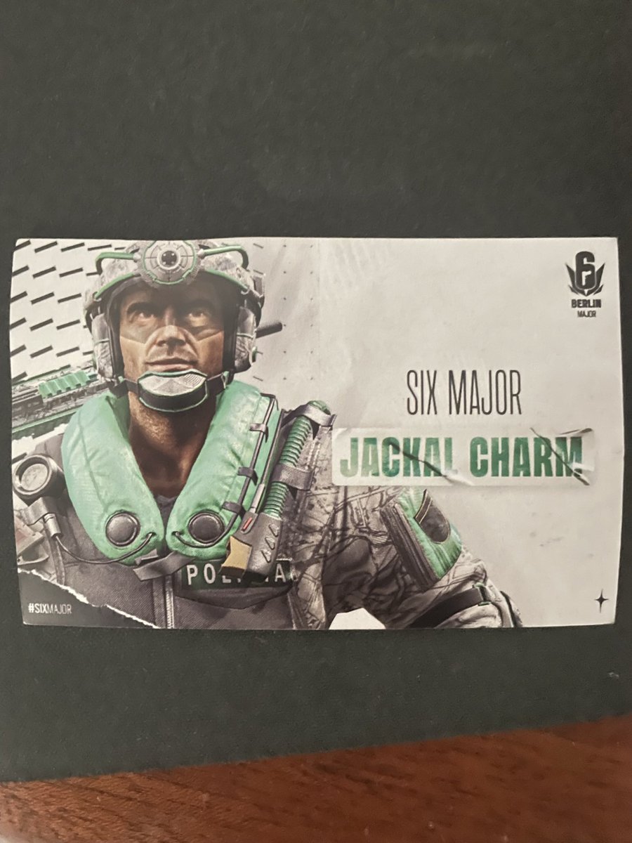 Giving away 1 Rainbow6 Major Charm from Berlin. To enter: 

Follow me + retweet this tweet

Giveaway ends 4. September 

Gl