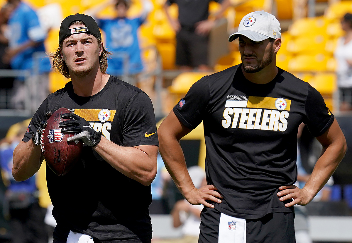 Steelers quarterback Kenny Pickett warms up next to Mitch Trubisky before taking on the Lions Sunday.