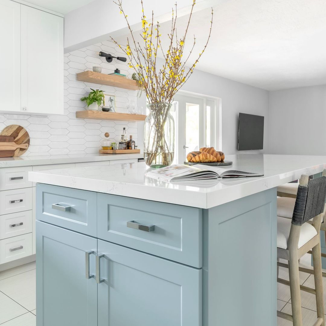 A modern coastal kitchen, with a picket-patterned backsplash to add a layer of interest! bit.ly/3JJrSnn

Backsplash: Reine 3x12 Picket in White

Designed by annuenointeriordesign