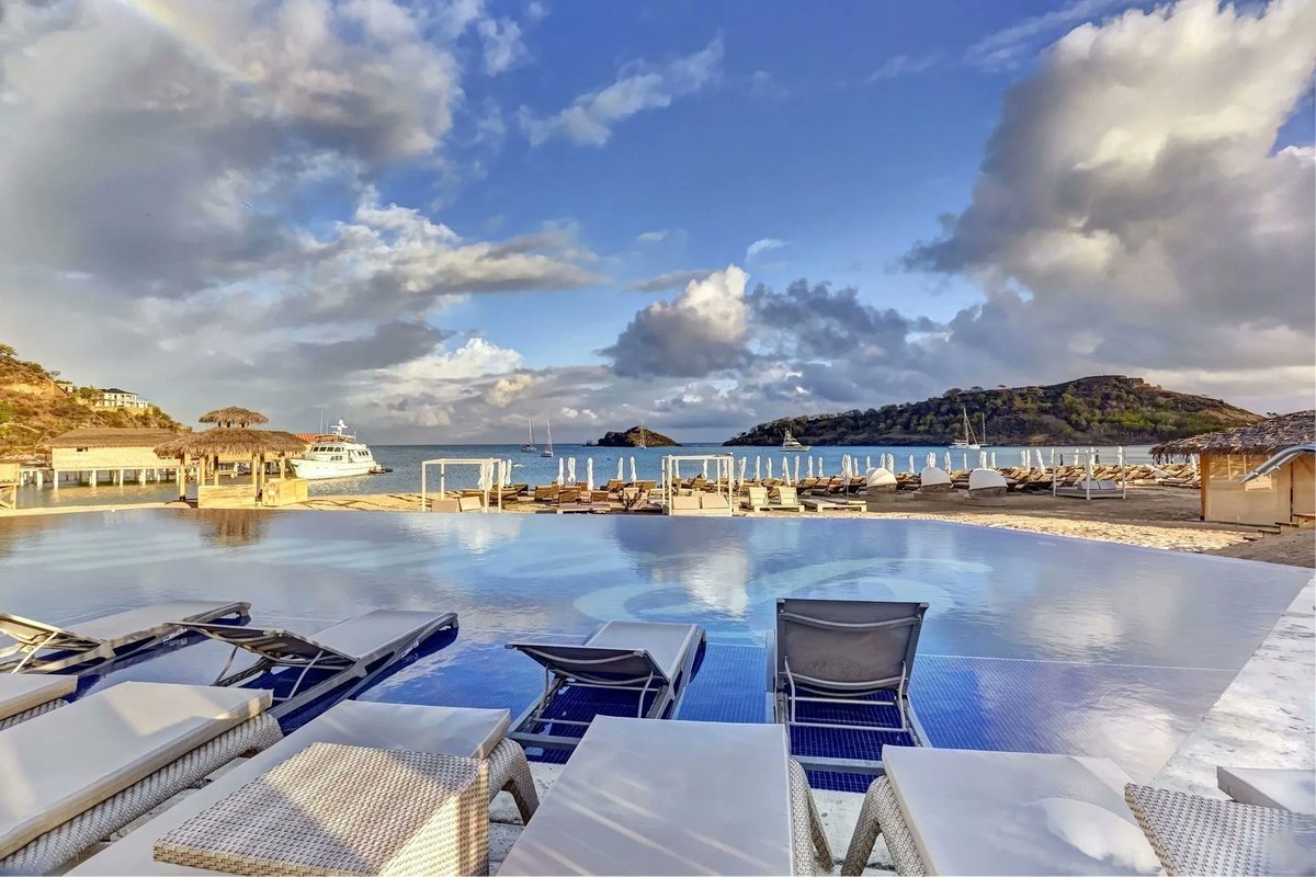 thetravelscoop's tweet photo. #Antigua secluded #beachfront escape with #swimupbar 🏝 #Luxury #ALLINCLUSIVE stay w/flights✈️ Details → https://t.co/EjifWs01s9

#Exquisite #5star hotel right on the beach in #DeepBay⛱ Choice of pools, 12 bars &amp; restaurants🍹💦  #travelscoop #LuxuryTravel #Caribbean #luxury https://t.co/bMt2NpGJ20