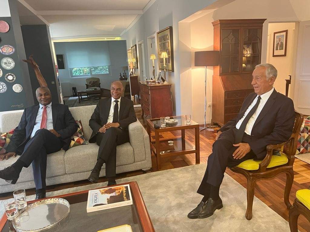 nelito_ekuikui's tweet photo. Comunicado 
Uma delegação da UNITA dirigida pelo Presidente e candidato à Presidência da República de Angola, Adalberto Costa Junior e integrada pelos seus parceiros, Abel Chivukuvuku e Filomeno Vieira Lopes, foi recebida este domingo 28 de Agosto, pelo Presidente  Marcelo Rebelo https://t.co/1wBZS2e4hP