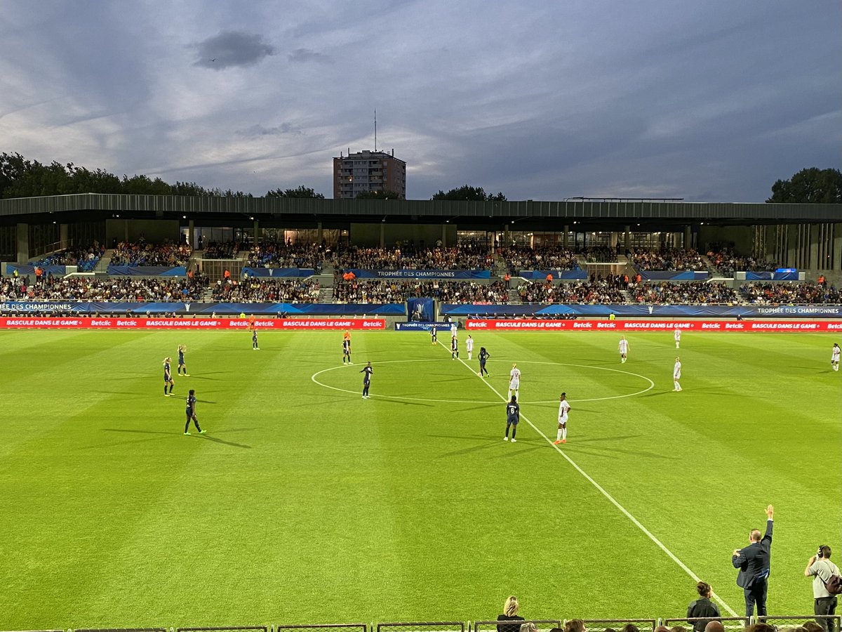 C’est parti pour le #TrophéeDesChampionnes 2022 au stade Tribut de <a href="/Dunkerque/">Ville de Dunkerque</a>. Qui de <a href="/OLfeminin/">meg</a> ou de <a href="/PSG_Feminines/">PSG Féminines</a> reportera ce 1er trophée de là saison ? Suspense…