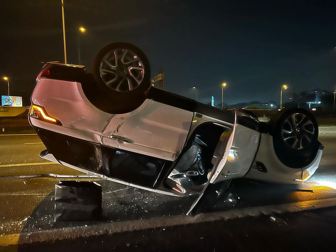 portalR7's tweet photo. Cantora Paula Fernandes sofre grave acidente de carro em São Paulo https://t.co/IfS1sLjzPh https://t.co/l2ijrqiT7Q