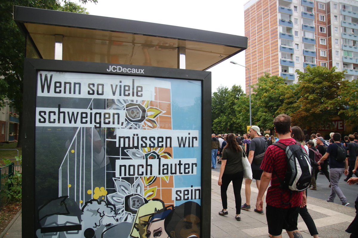 Danke, dass ihr da wart! #HRO2708 

Dank euch gab es dieses Jahr ein kraftvolles Gedenken in #Rostock aus so vielen verschiedenen Perspektiven! Wir sind noch immer überwältigt von all den Beiträgen, Reden und Sprechchören.

#RememberLichtenhagen