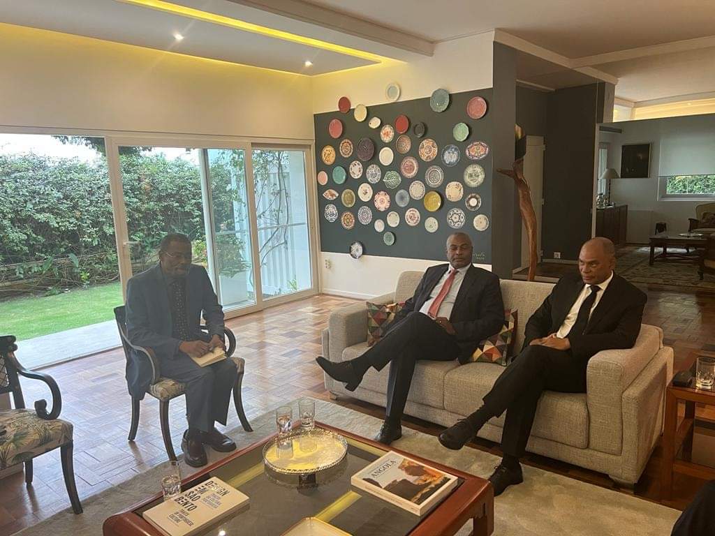 nelito_ekuikui's tweet photo. Comunicado 
Uma delegação da UNITA dirigida pelo Presidente e candidato à Presidência da República de Angola, Adalberto Costa Junior e integrada pelos seus parceiros, Abel Chivukuvuku e Filomeno Vieira Lopes, foi recebida este domingo 28 de Agosto, pelo Presidente  Marcelo Rebelo https://t.co/1wBZS2e4hP