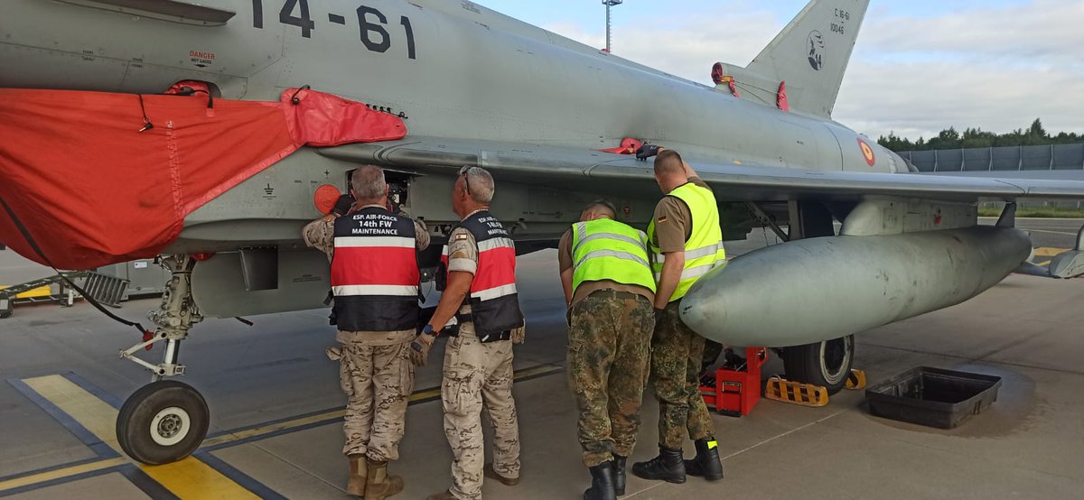 EMADmde's tweet photo. Los equipos de mantenimiento 🔧⚙️ del #DestacamentoAmbar 🇪🇸 y del @Team_Luftwaffe 🇩🇪 trabajan codo a codo para tener a punto #24siete los ✈️ #Eurofighter encargados de la defensa de los cielos aliados.
@NATO_AIRCOM
@EjercitoAire
#MOPS https://t.co/oedaRgyOg4