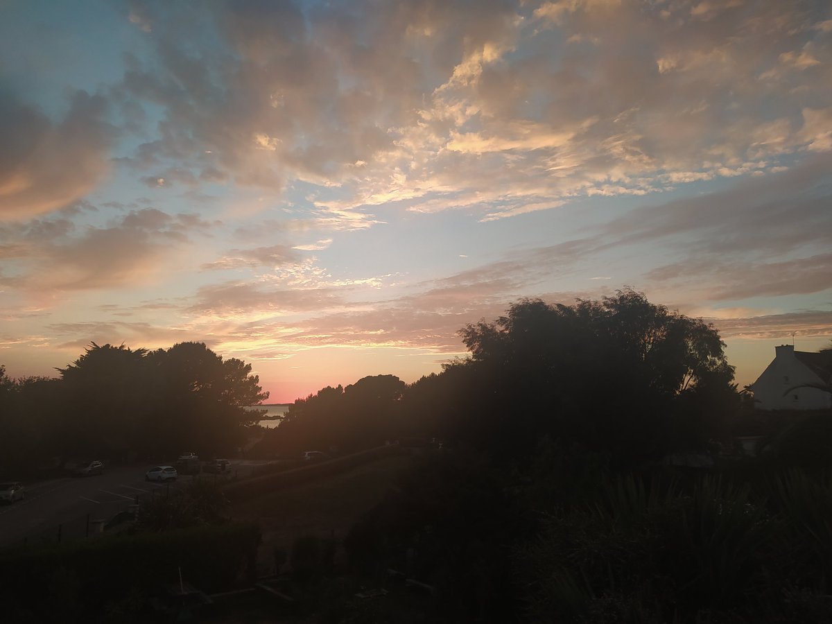 2nivergos's tweet photo. Ça fait longtemps que je ne vous avais pas montré un joli ciel de chez nous
#Pouldohan #Tregunc #Bretagne @minaouette @sd_reims51 @CFBPFC https://t.co/dD7vaIzMfs