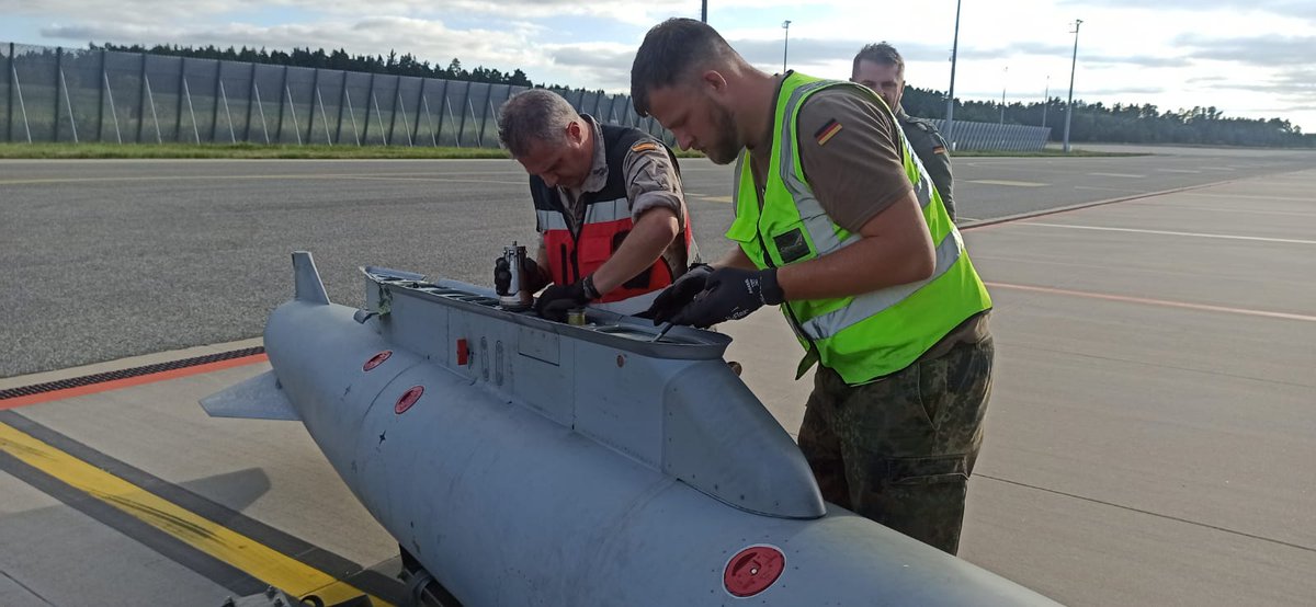 EMADmde's tweet photo. Los equipos de mantenimiento 🔧⚙️ del #DestacamentoAmbar 🇪🇸 y del @Team_Luftwaffe 🇩🇪 trabajan codo a codo para tener a punto #24siete los ✈️ #Eurofighter encargados de la defensa de los cielos aliados.
@NATO_AIRCOM
@EjercitoAire
#MOPS https://t.co/oedaRgyOg4
