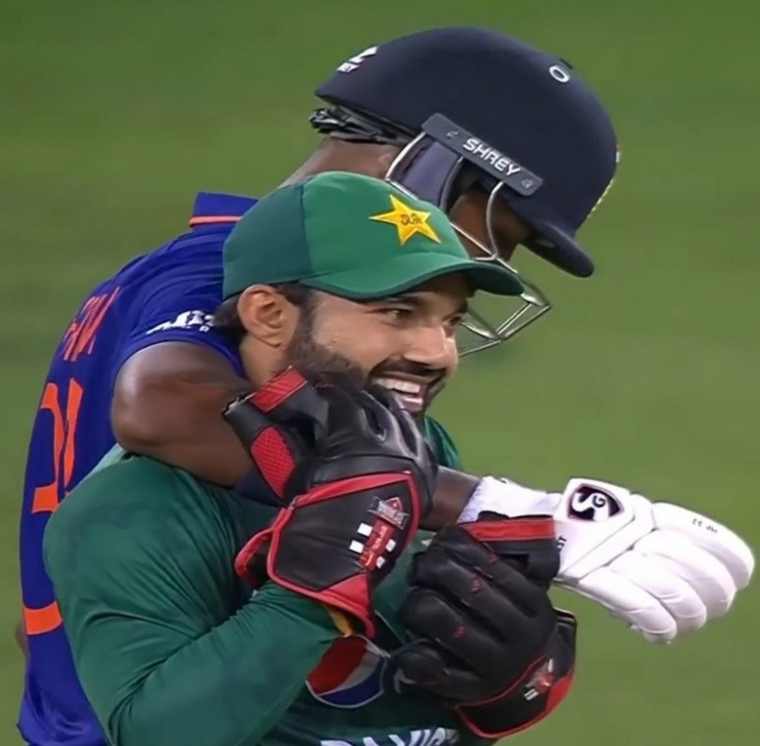 ishsagar's tweet photo. Like how Kapil Dev &amp; Imran Khan used to greet each other, Virat Kohli &amp; Shaheen, We admire &amp; love this moment when Hardik Pandya Hugs Muhammad Rizwan 🤗 Feels like world is not that bad at all! Thank you for the #Memories #AsiaCup2022 #IndiaVsPakistan 🇮🇳 🇵🇰 🇦🇪 https://t.co/SDPazfH29X