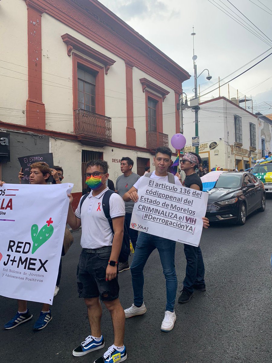 Ayer marchamos con el capítulo Morelos de @JovPOZMex , fue la 18va marcha LGBT+ en Cuernavaca, para mi fue muy sanador re-encontrarme con juventudes positivas dispuestas a usar la vihsibilidad como arma. EL ESTADO NO ME CUIDA, ME CUIDAN MIS PARES.
#HastaQueNoNosFalteNadie