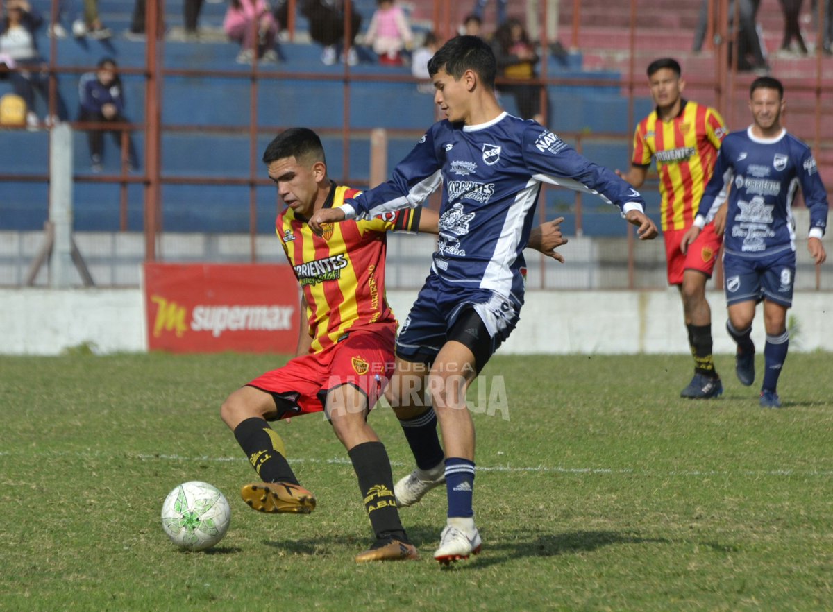 BocaUnidosRA's tweet photo. #LigaCorrentina⚽️ |1° Div. Masculina - Semifinales Vuelta| ¡Entretiempo!

#Lipton 0 (1)
#BocaUnidos 0 (0)

#VamosLosPibes❤💛 https://t.co/nqmwT56hj1