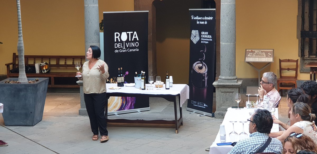 CineMasFood's tweet photo. Josefina Rojas Friend vuelve a contar, como si de la sinopsis de una peli se tratara, cómo maridar el queso 🧀 con los deliciosos caldos que nuestros viñedos producen 🍷. Nuestro "plató" será el patio de la @casadecolon, ¡todo un lujo! @DOGranCanaria @rutadelvinogc https://t.co/GUupiXbaeB