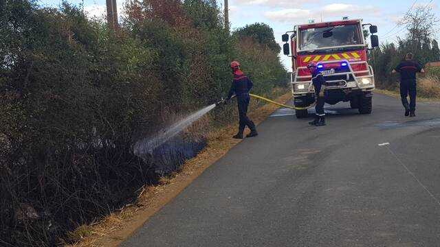 Actupompiers49's tweet photo. 🔥 ANGRIE. Un incendie ravage deux hectares de végétation #Angrie #Candé #Maine-et-Loire @OuestFrance
https://t.co/4VEjR5FCNZ https://t.co/UysHHXmioU