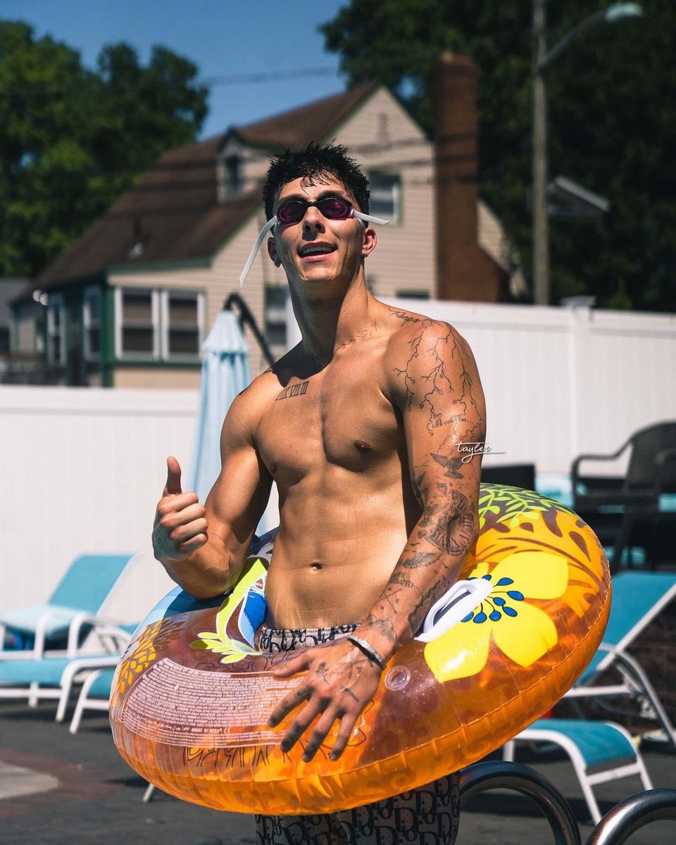 taylermfs's tweet photo. the blush in your cheeks says that you bleed like me and the 808 beat sends your heart to your feet, left my shoes in the street so you'd carry me

#POOLPARTYMFS https://t.co/BEnaUpdaIh