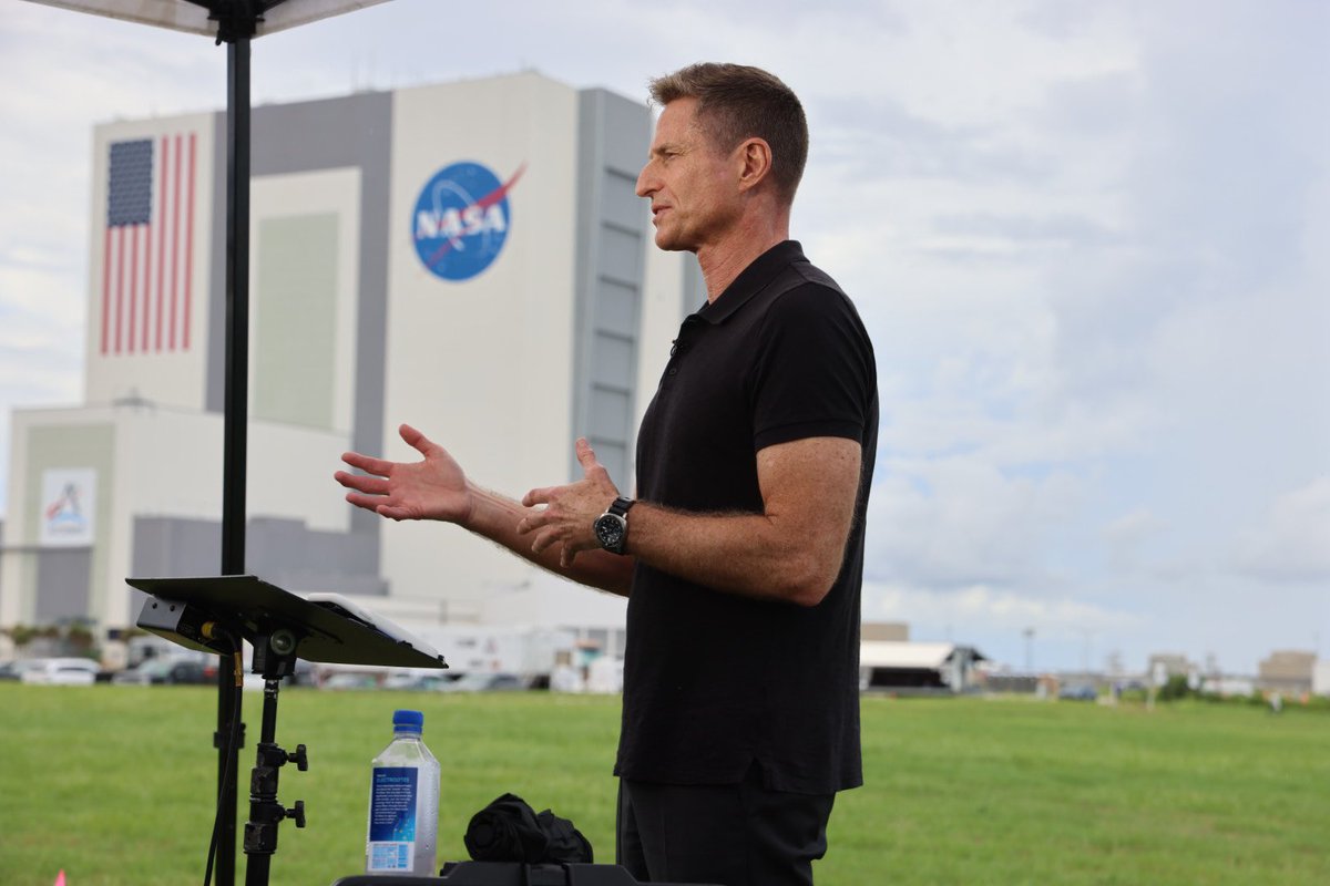 dAcosta's tweet photo. I’m here with @LockheedMartin CEO Jim Taiclet speaking to the media @KristinFisher and @jonathanserrie about the importance of the #Artemis 1 mission. Our workforce is working with @NASA to make tomorrow’s launch possible. https://t.co/5Lp4DTwHUQ