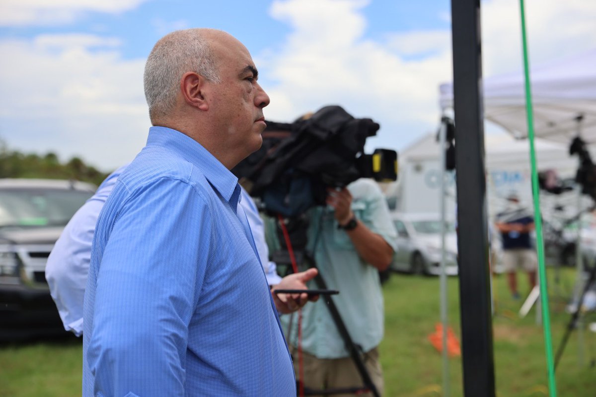dAcosta's tweet photo. I’m here with @LockheedMartin CEO Jim Taiclet speaking to the media @KristinFisher and @jonathanserrie about the importance of the #Artemis 1 mission. Our workforce is working with @NASA to make tomorrow’s launch possible. https://t.co/5Lp4DTwHUQ
