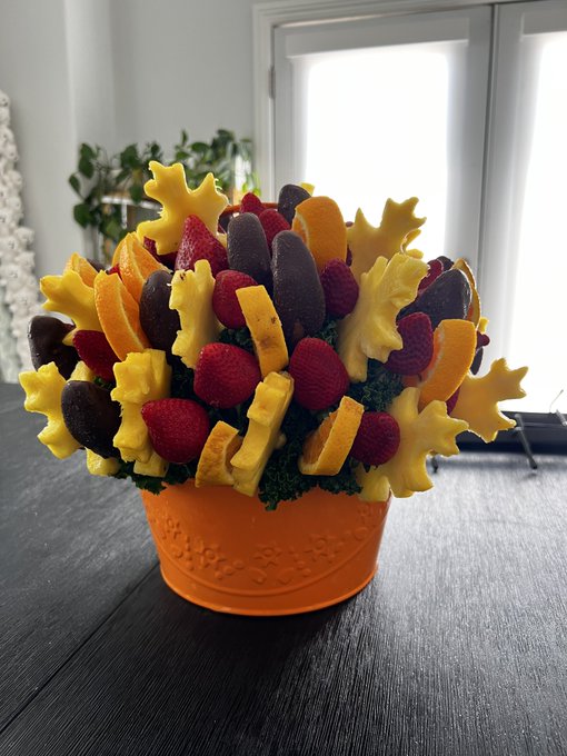 I may have received the best arrangement in my entire life 🥺 thank you so much @FaithTTV &amp; @diegosaurs