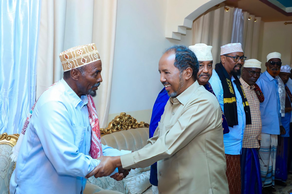 TheVillaSomalia's tweet photo. Madaxweyne @HassanSMohamud ayaa magaalada Garoowe waxa uu kulan latashi kula qaatay qaar ka mid ah Isimada iyo hoggaanka dhaqanka Puntland. 

Madaxweynaha ayaa ka dhageystay talada iyo doorkooda horumarineed ee ku aaddan adkaynta dowladnimada iyo midnimada shacabka Soomaaliyeed. https://t.co/mtQTG62uoY
