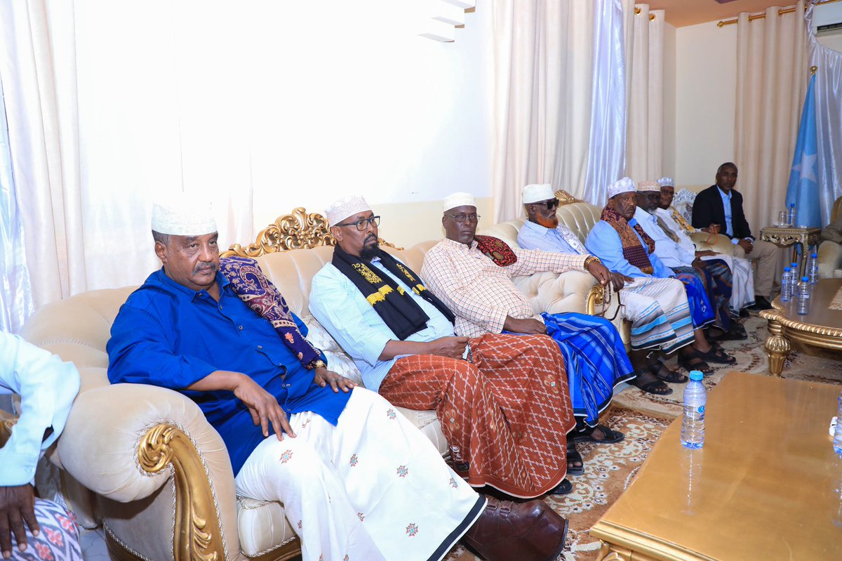 TheVillaSomalia's tweet photo. Madaxweyne @HassanSMohamud ayaa magaalada Garoowe waxa uu kulan latashi kula qaatay qaar ka mid ah Isimada iyo hoggaanka dhaqanka Puntland. 

Madaxweynaha ayaa ka dhageystay talada iyo doorkooda horumarineed ee ku aaddan adkaynta dowladnimada iyo midnimada shacabka Soomaaliyeed. https://t.co/mtQTG62uoY
