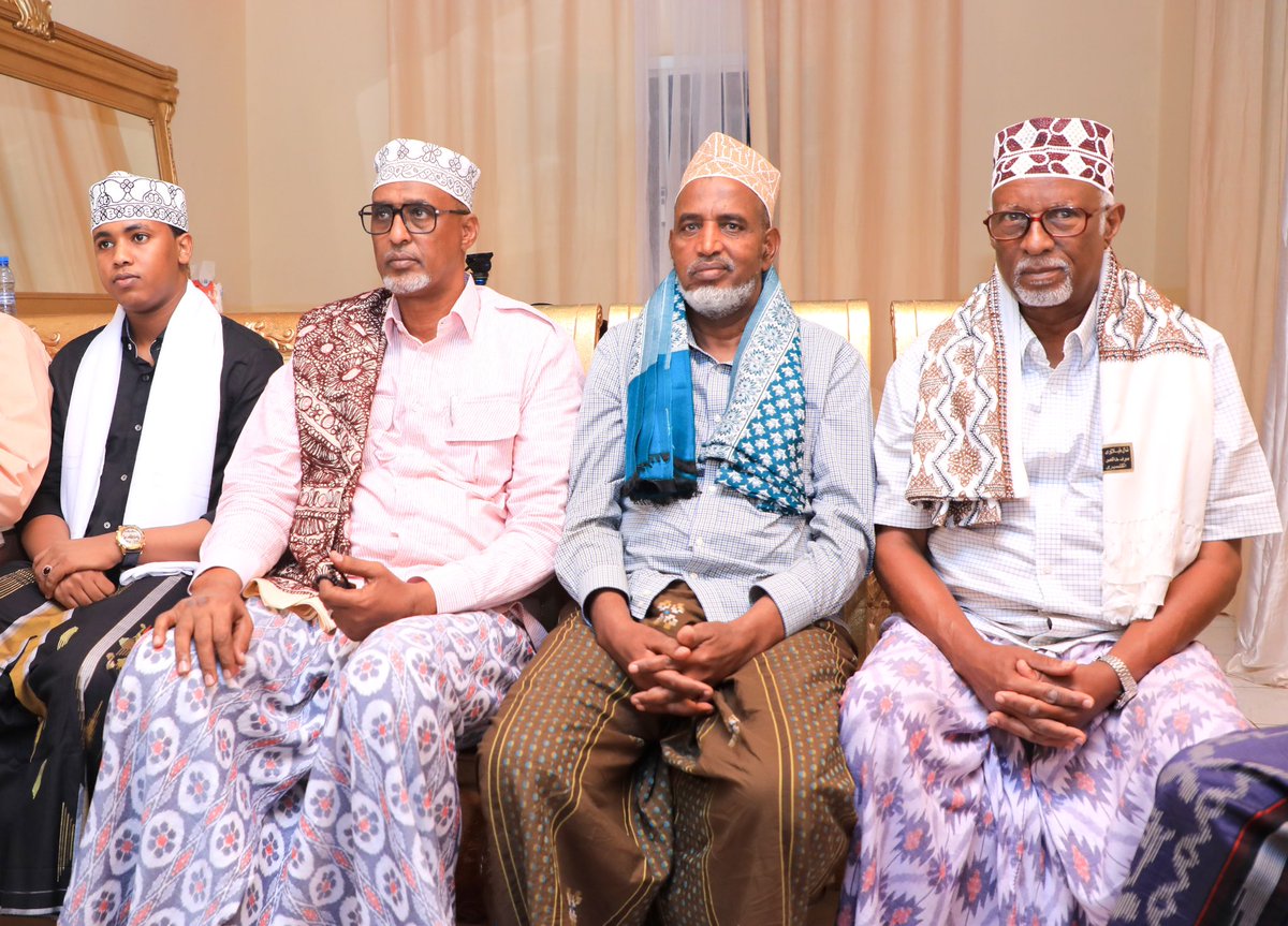 TheVillaSomalia's tweet photo. Madaxweyne @HassanSMohamud ayaa magaalada Garoowe waxa uu kulan latashi kula qaatay qaar ka mid ah Isimada iyo hoggaanka dhaqanka Puntland. 

Madaxweynaha ayaa ka dhageystay talada iyo doorkooda horumarineed ee ku aaddan adkaynta dowladnimada iyo midnimada shacabka Soomaaliyeed. https://t.co/mtQTG62uoY