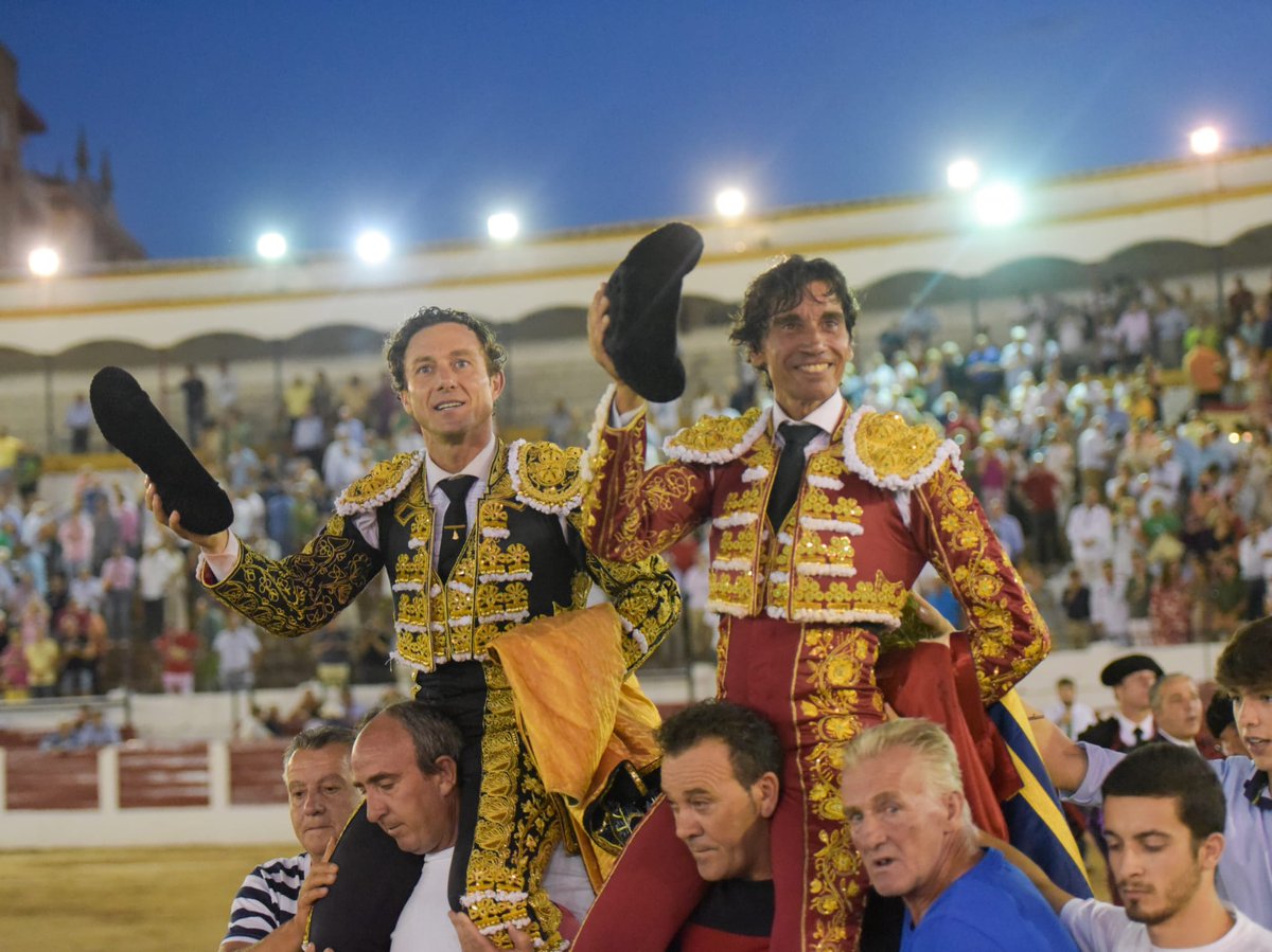FESTEJOS.- Puerta grande de Rafaelillo y Curro Díaz en #Linares <a href="/RRRafaelillo/">Rafaelillo</a> <a href="/CurroDiazOf/">Curro Díaz</a> <a href="/MorantedlPuebla/">Morante de la Puebla</a> <a href="/reymataurino/">REYMA Taurino</a> <a href="/MiuraGanaderia/">Miura</a> <a href="/alvaroramirezdc/">Álvaro Ramírez 📸</a> <a href="/Davidcv96_/">David 🪳</a> burladero.tv/festejos/2022/…