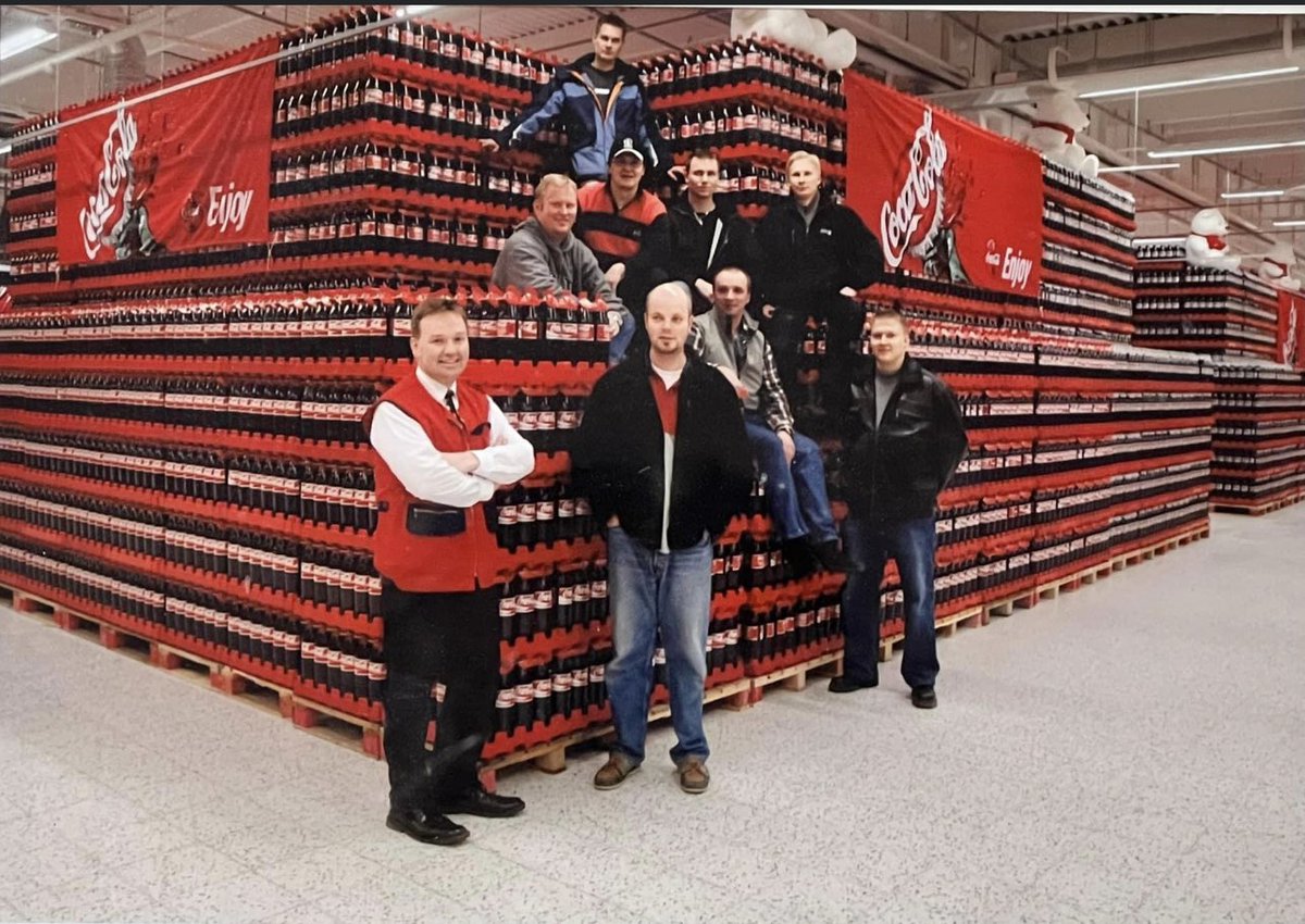 AaltonenHannu's tweet photo. Tehtiin Kupittaalla aikanaan maailman suurin sisätilojen Coca-Cola massa. Arvaa montako litraa esittelyssä on? https://t.co/x0kFUfBp0k