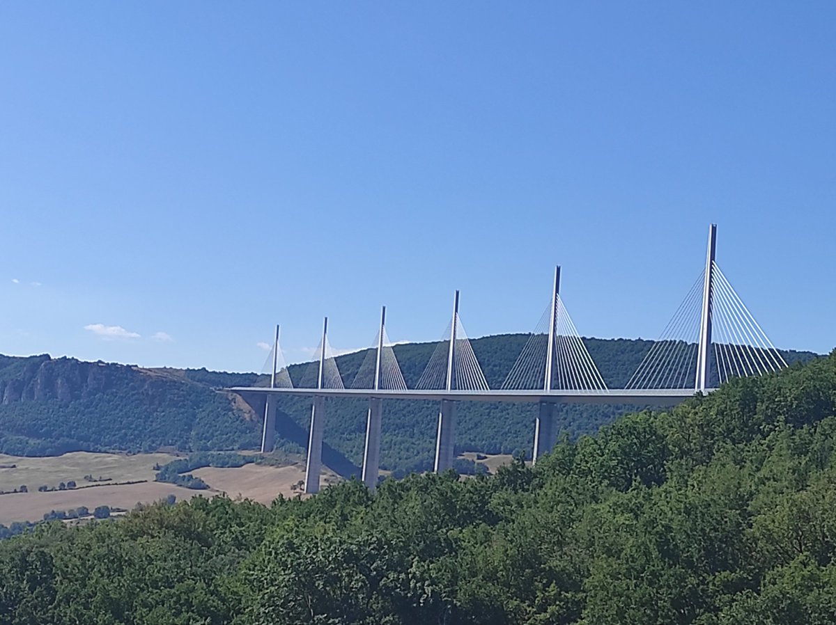 xcliville's tweet photo. Viaducto de Millau. Dirección Normandia https://t.co/PMYb1ZWsXU