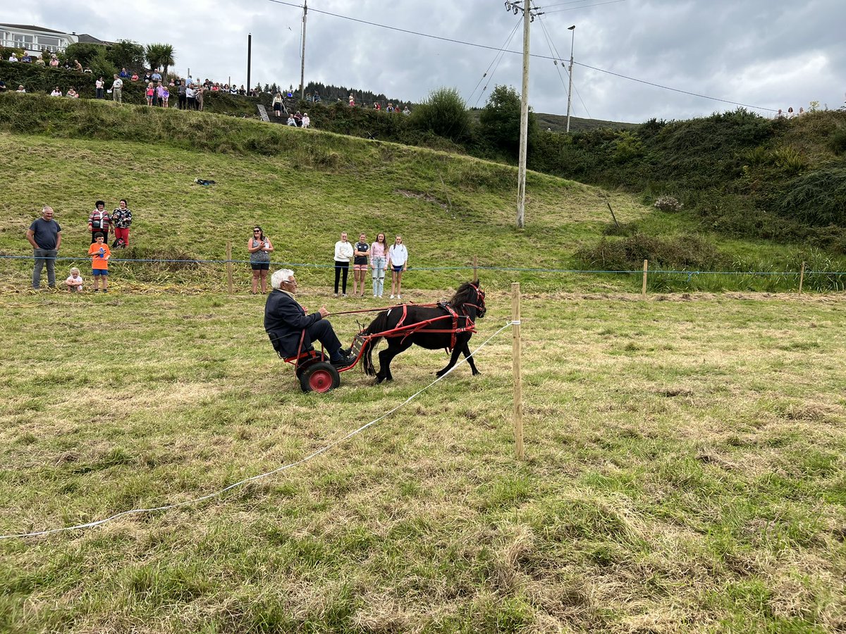 EileenGarvey18's tweet photo. Super day at the Cahersiveen Races. Great to have the crowd back after a 2 year absence. Lovely to see @HenrydeBromhead there supporting his son Jack as he took home the Open. Who knows maybe he’ll go on to greater things like #RachelBlackmore (who rode here back in the day)😉🐎 https://t.co/VEVYHrIg7q