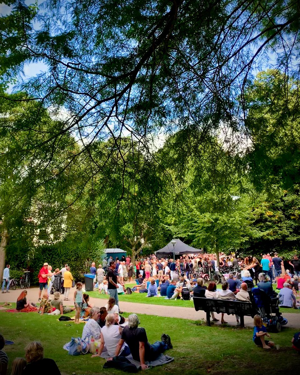 noeszus's tweet photo. Concert in het park. #houtmansplantsoen #houtmansplantsoenconcerten #amazingstroopwafels #gouda #gouda750jaar https://t.co/UC4SCTbkC7