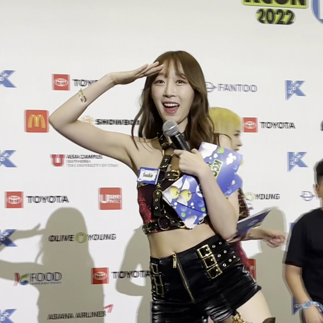 cosmiXoobin's tweet photo. My wildest dreams coming true 🥰
Soobin at the Chocome Panel looking for an audience member to dance Hmph with her. Moments before she saw me and waved ☺️ https://t.co/bEgxqDceDg