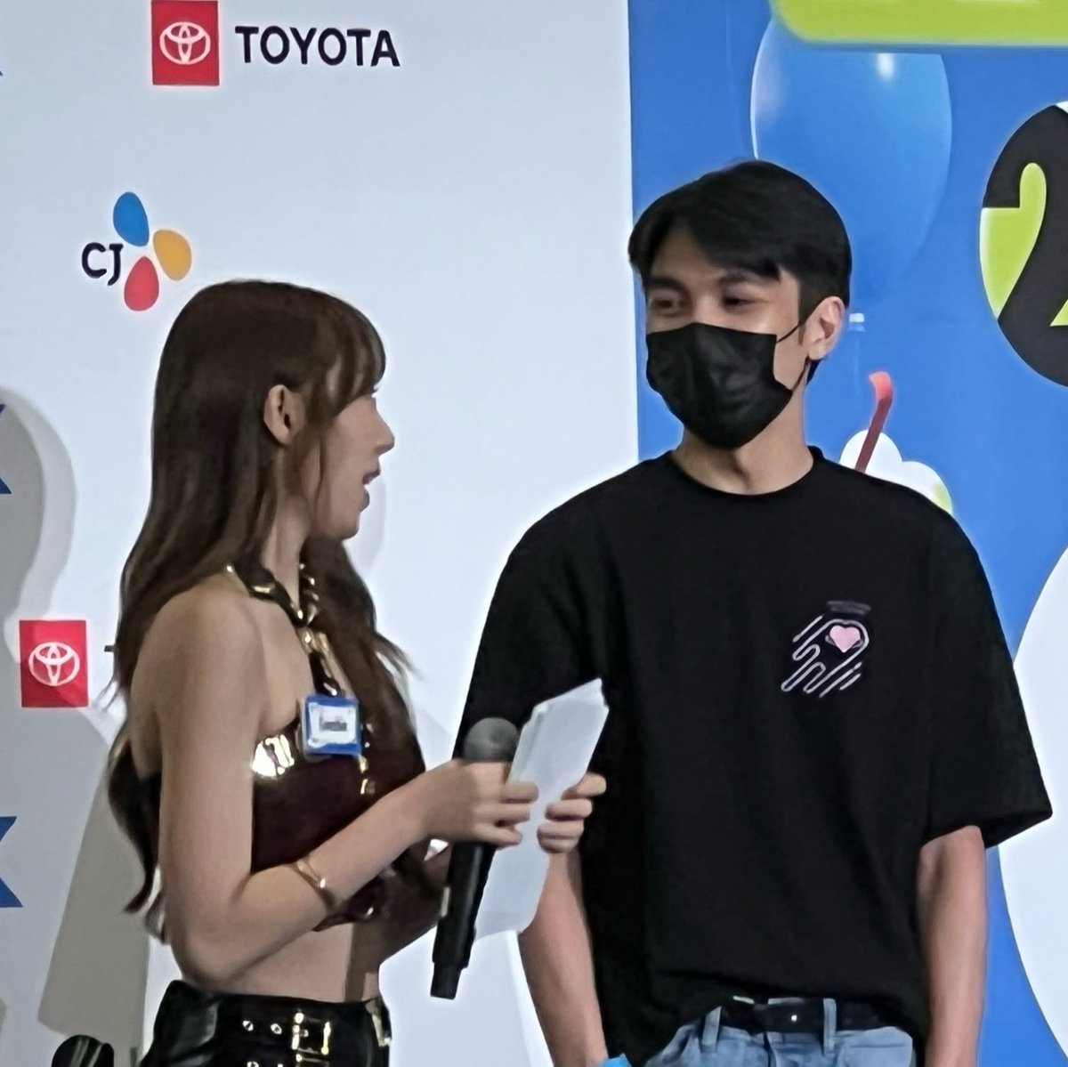 cosmiXoobin's tweet photo. My wildest dreams coming true 🥰
Soobin at the Chocome Panel looking for an audience member to dance Hmph with her. Moments before she saw me and waved ☺️ https://t.co/bEgxqDceDg