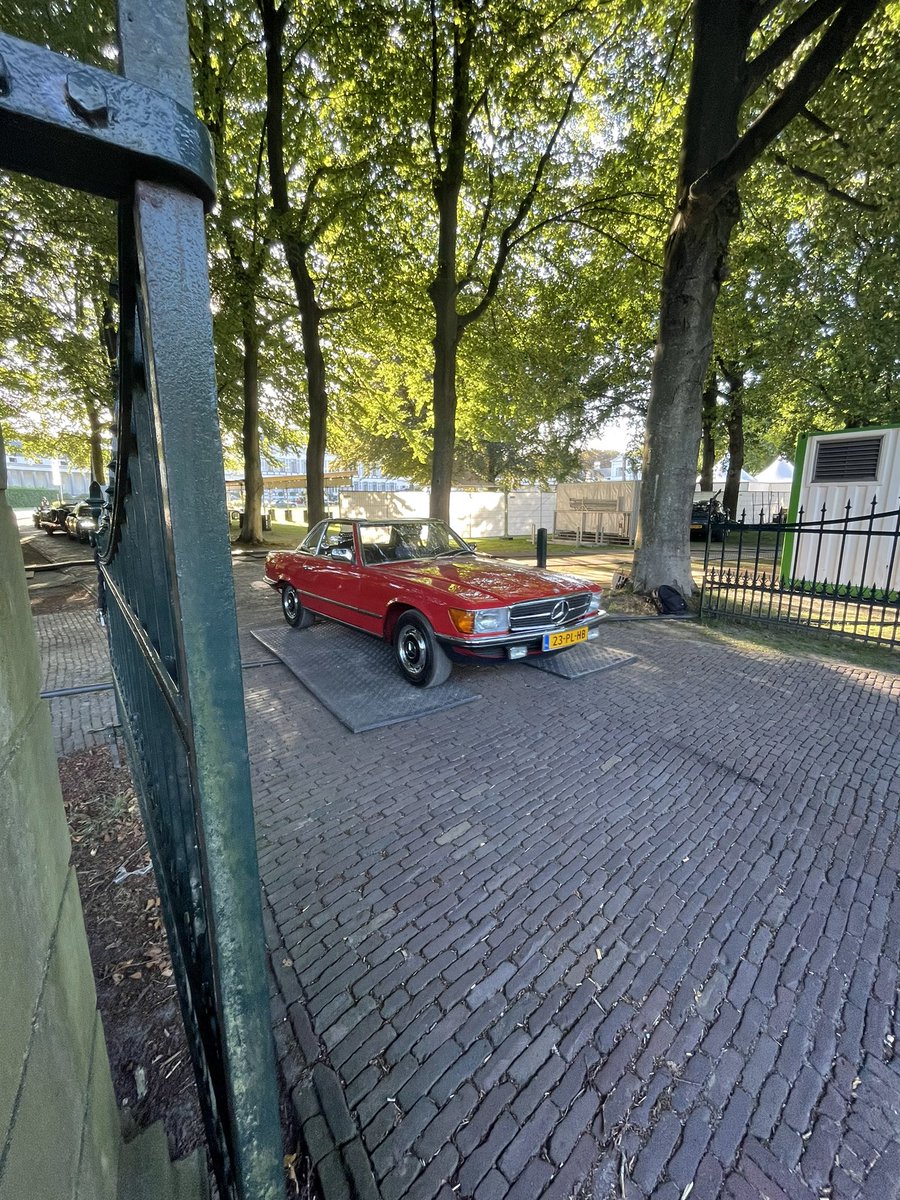 KathrienBloem's tweet photo. Prachtige oldtimers gezien vandaag bij Soestdijk https://t.co/H3GxK4kZb9
