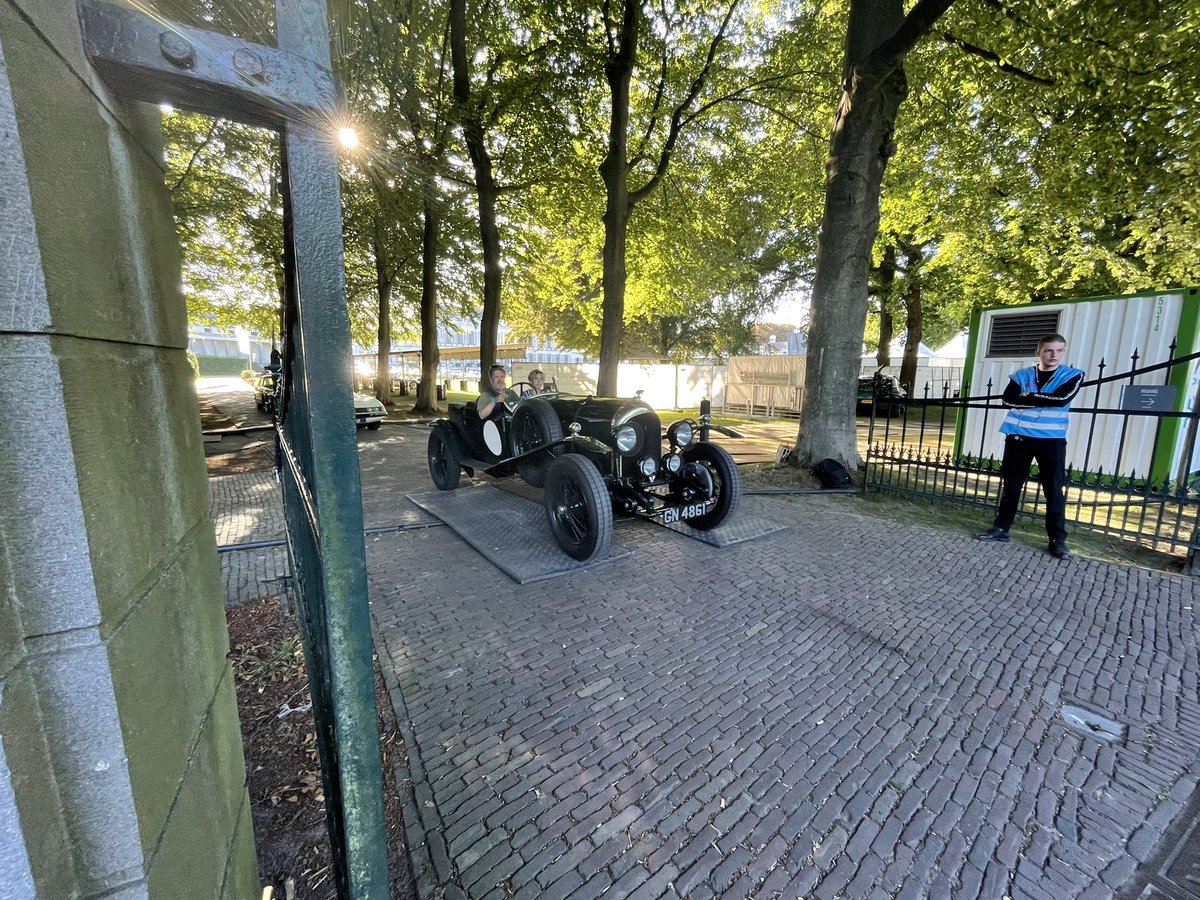 KathrienBloem's tweet photo. Prachtige oldtimers gezien vandaag bij Soestdijk https://t.co/H3GxK4kZb9