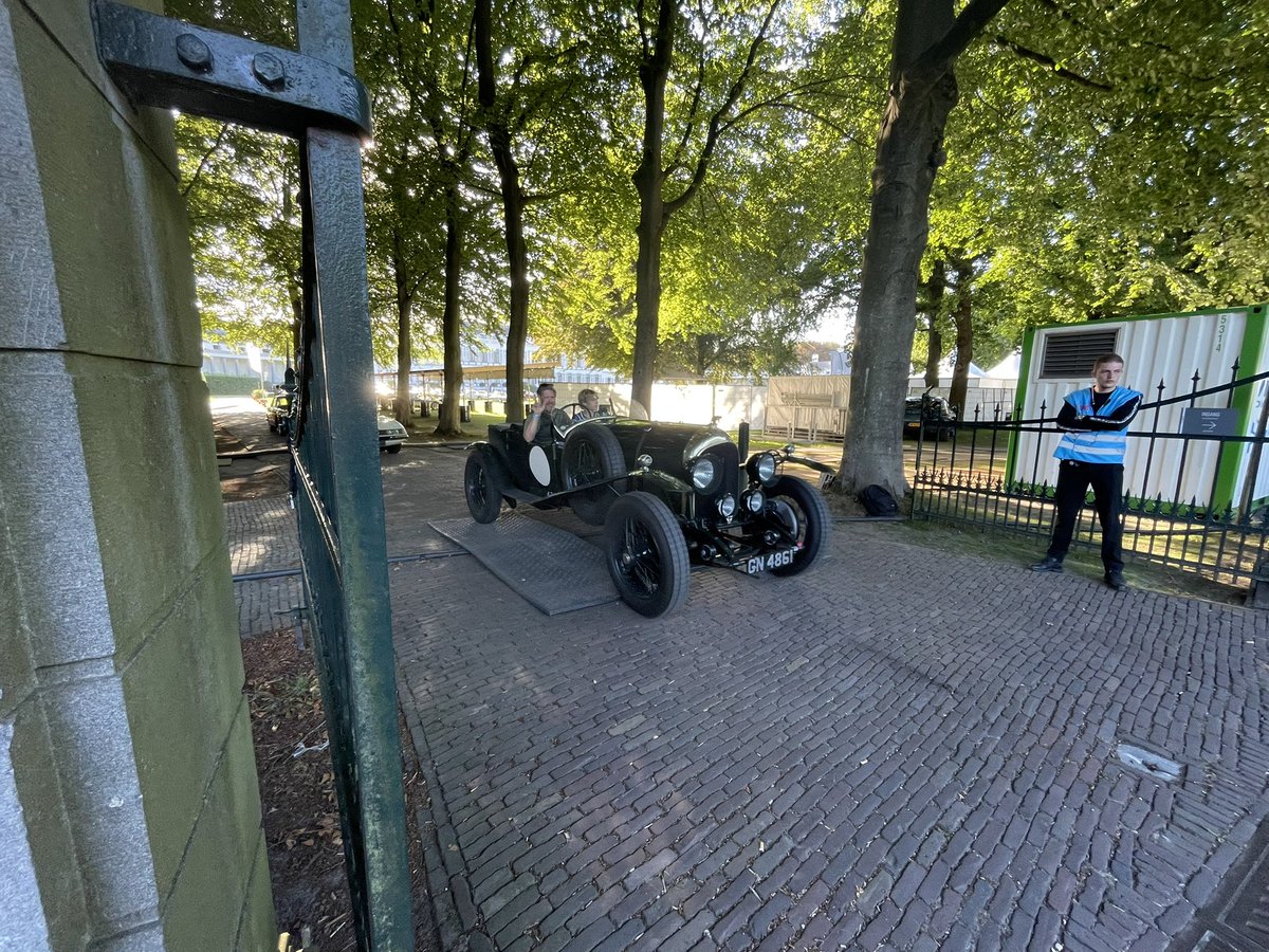KathrienBloem's tweet photo. Prachtige oldtimers gezien vandaag bij Soestdijk https://t.co/H3GxK4kZb9