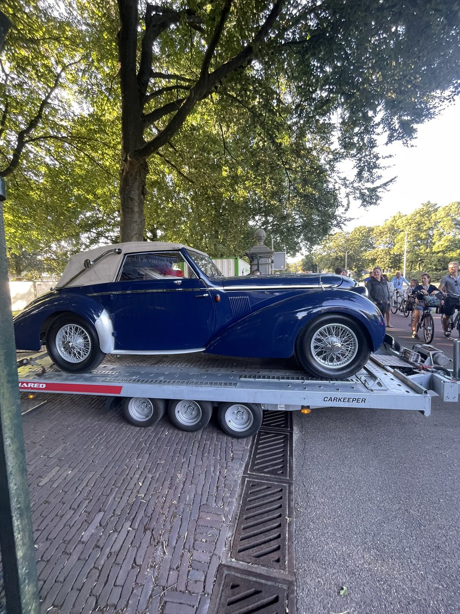 KathrienBloem's tweet photo. Prachtige oldtimers gezien vandaag bij Soestdijk https://t.co/H3GxK4kZb9