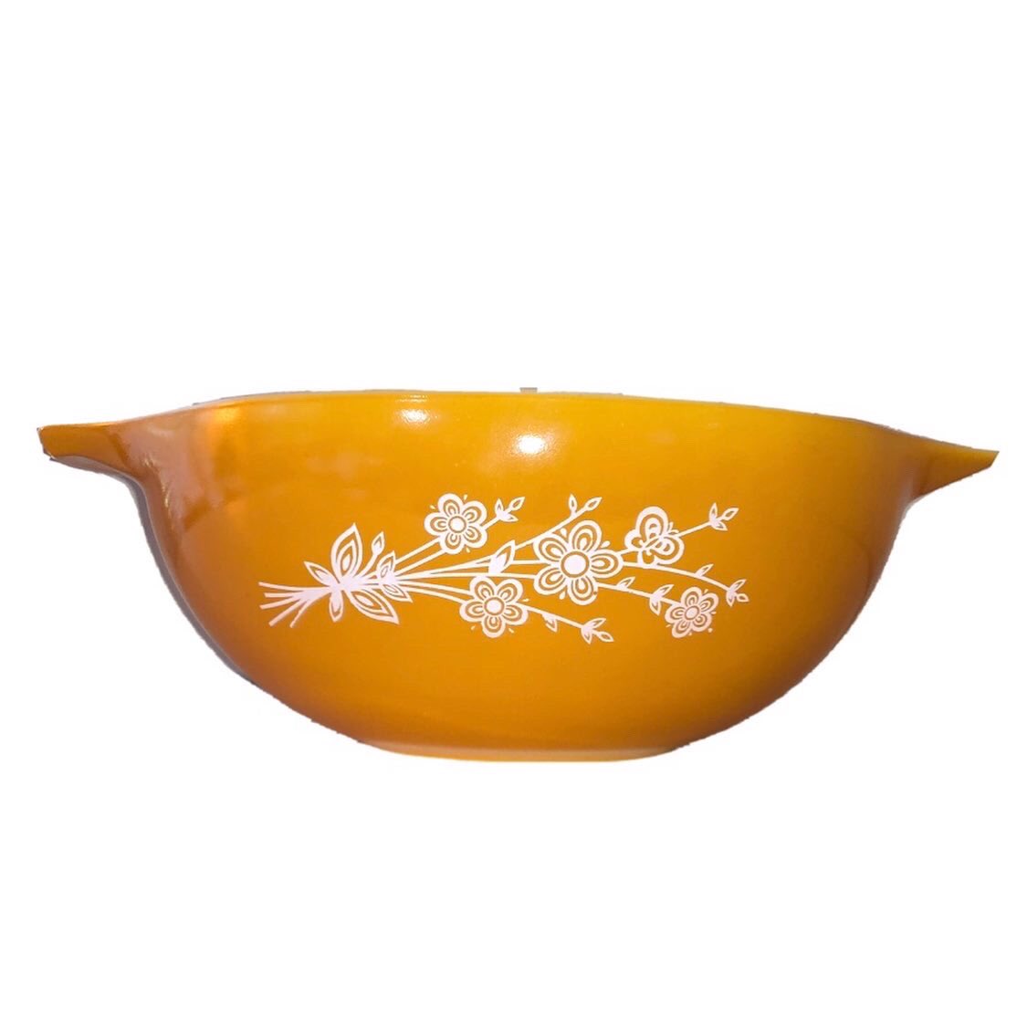retromodstore's tweet photo. Pyrex Butterfly Gold 2 1979 4 quart Cinderella bowl 444 available now! This is the rarer, alternate pattern that is slightly different than the original Butterfly Gold produced from 1972-1978. #pyrex #pyrexaddict #butterflygold #pyrexbutterflygold https://t.co/xJL24BXraV