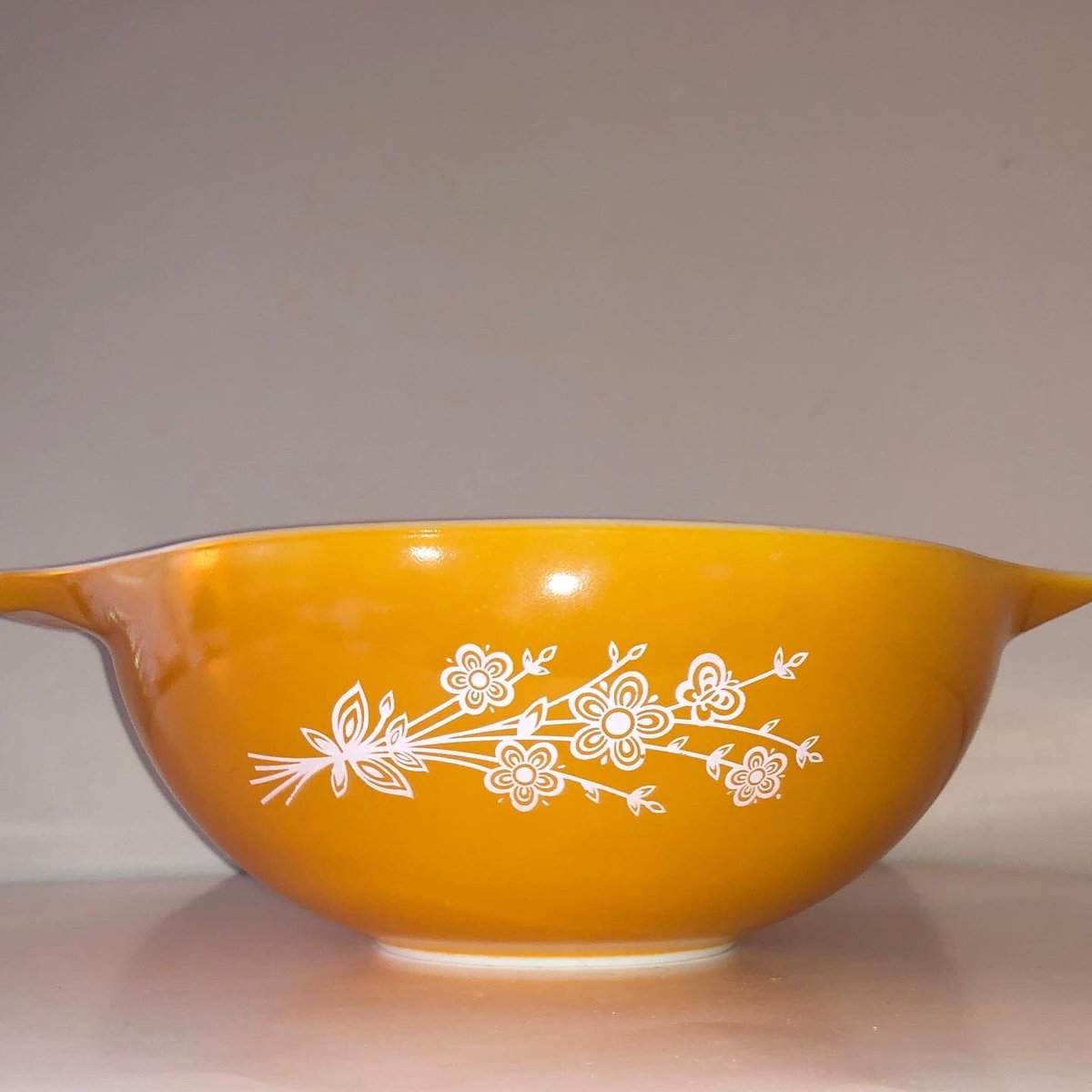 retromodstore's tweet photo. Pyrex Butterfly Gold 2 1979 4 quart Cinderella bowl 444 available now! This is the rarer, alternate pattern that is slightly different than the original Butterfly Gold produced from 1972-1978. #pyrex #pyrexaddict #butterflygold #pyrexbutterflygold https://t.co/xJL24BXraV