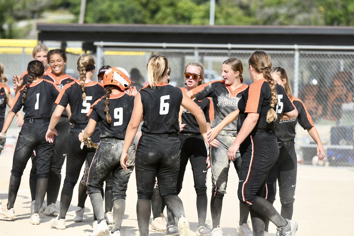 laramiller78's tweet photo. @PCSoftball3 starting out the season just as hot as the weather this weekend @PCHSAthletics1 @dc_fastpitch https://t.co/gr9mCS0Vl7
