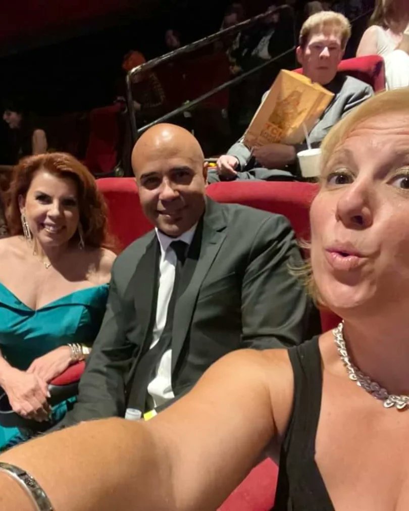 ThatClerksGirl's tweet photo. Big thank you to #JenniferWolfson for being at my side, making sure I had what I needed, took what I didn't. Many a time it was the shoes off of my feet.❤️#SilverScreenPR so grateful you were able to make it here to share in my special day.
#clerksiiipremiere #clerks3premiere https://t.co/4s2tV9T7oB