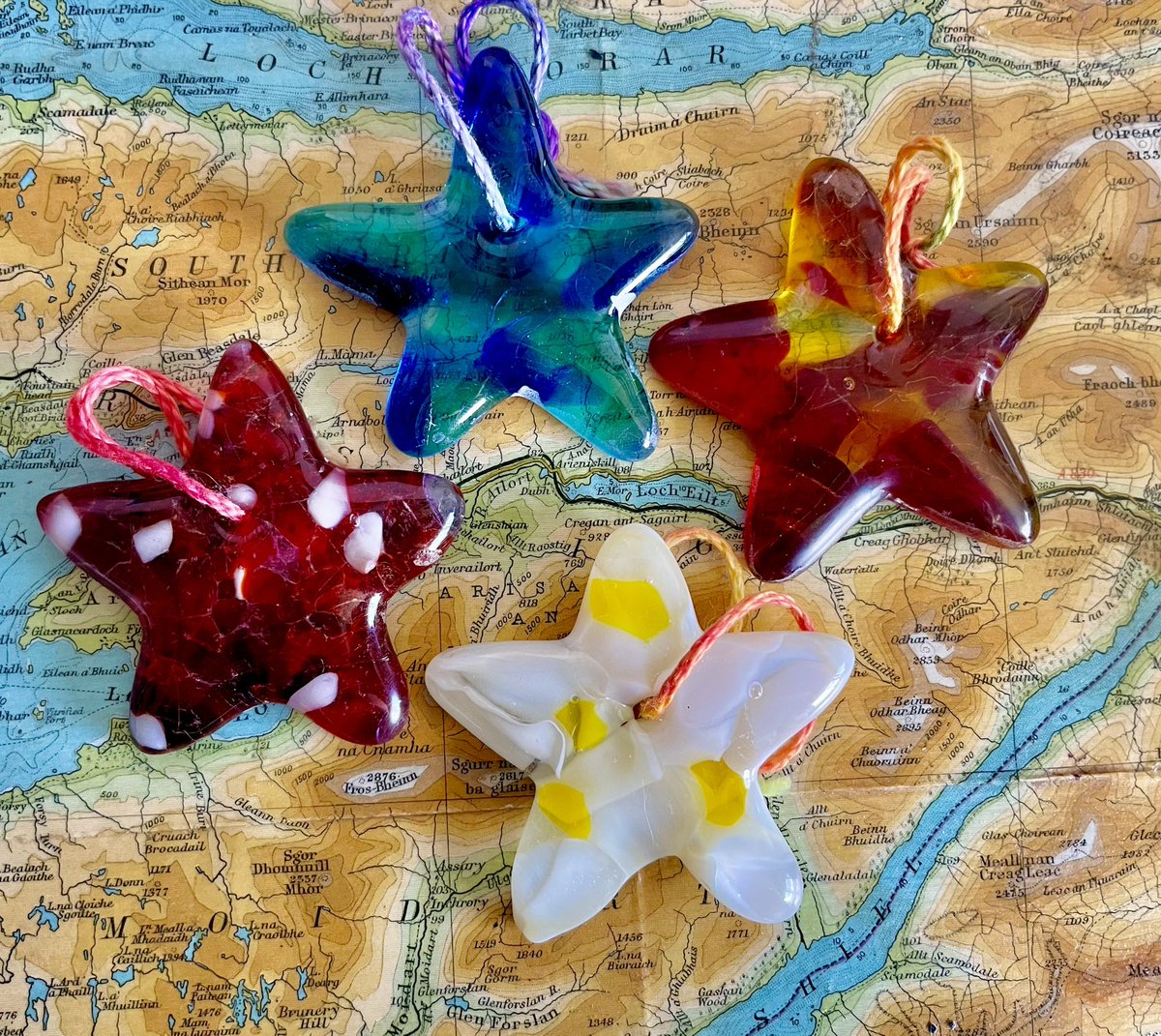 Cute and colourful hanging star ornaments ✨
Available in a variety of sizes and colours on Etsy 

etsy.com/uk/shop/thesef…

#handmadehour #mhhsbd #fusedglassstars #hangingstars #glassart #glassstars