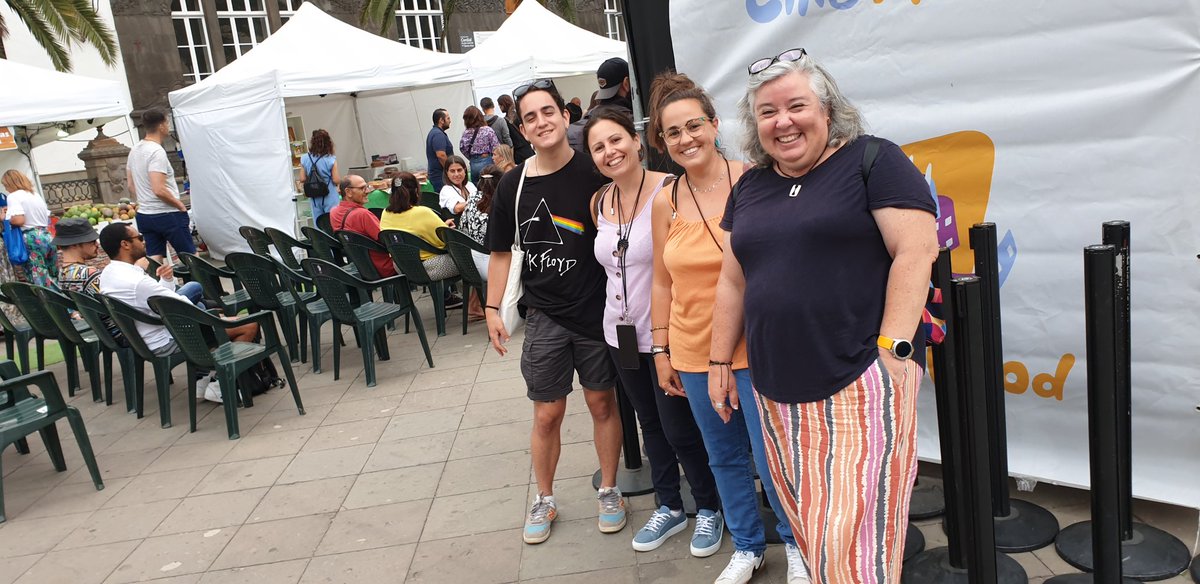 atarecos's tweet photo. El equipo se vuelve a reunir, esta vez para llevar las redes sociales de @cinemasfood en vivo y en directo, además de la página web. Cuatro días de cine y gastronomía 🍿🎬
#contuberniodigital https://t.co/vm2TGyje0L