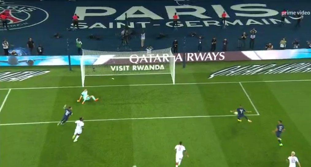 sofihane_'s tweet photo. Je viens de rentrer et je vois le poteau de Mbappe cage vide, le marabout de Pogba commence à faire effet ... https://t.co/Xjcebw3QyI