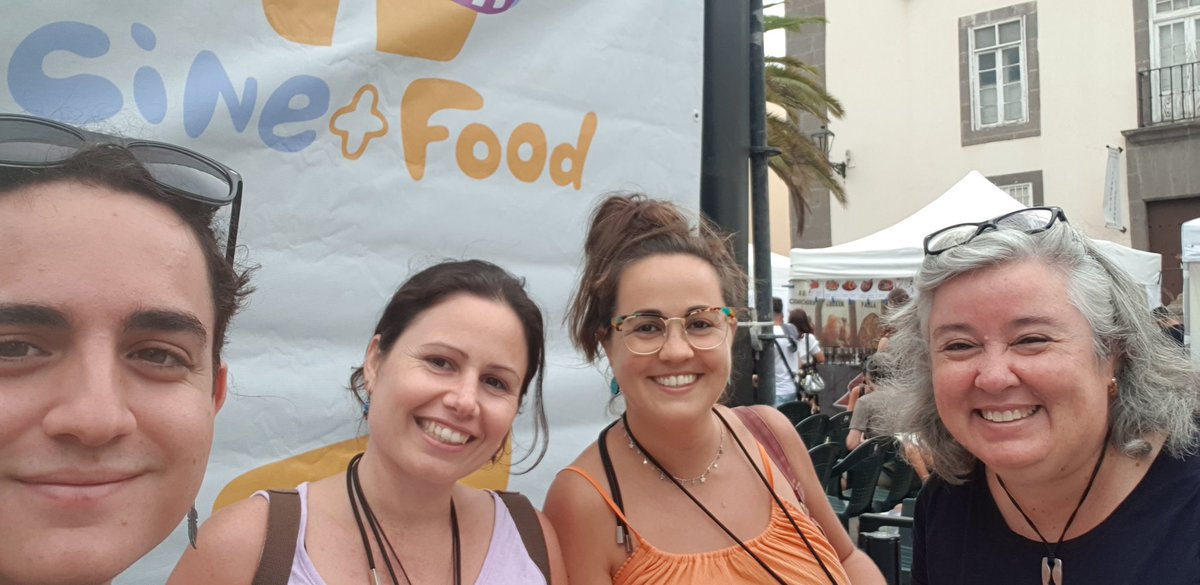 atarecos's tweet photo. El equipo se vuelve a reunir, esta vez para llevar las redes sociales de @cinemasfood en vivo y en directo, además de la página web. Cuatro días de cine y gastronomía 🍿🎬
#contuberniodigital https://t.co/vm2TGyje0L