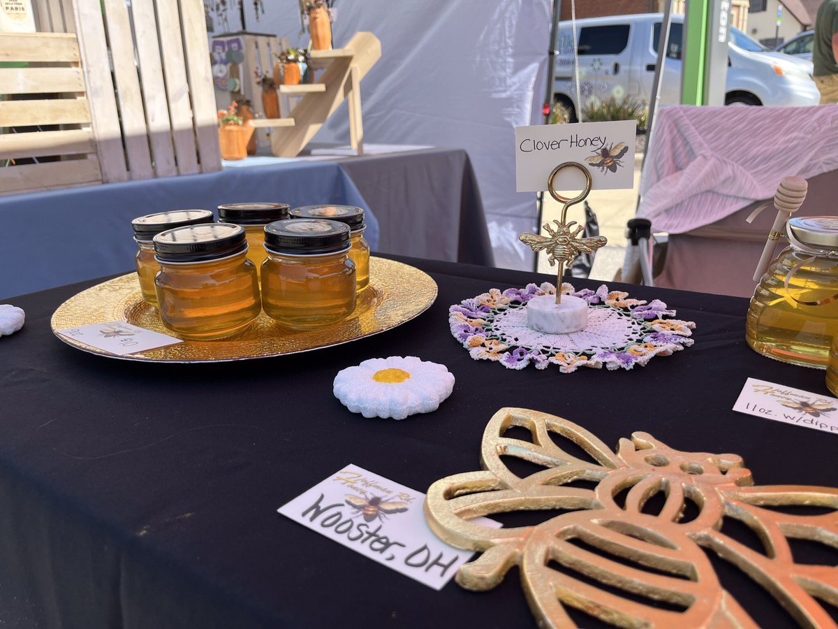 ammeymc's tweet photo. #SaveTheBees #buylocalhoney https://t.co/sVrZZxJlK6