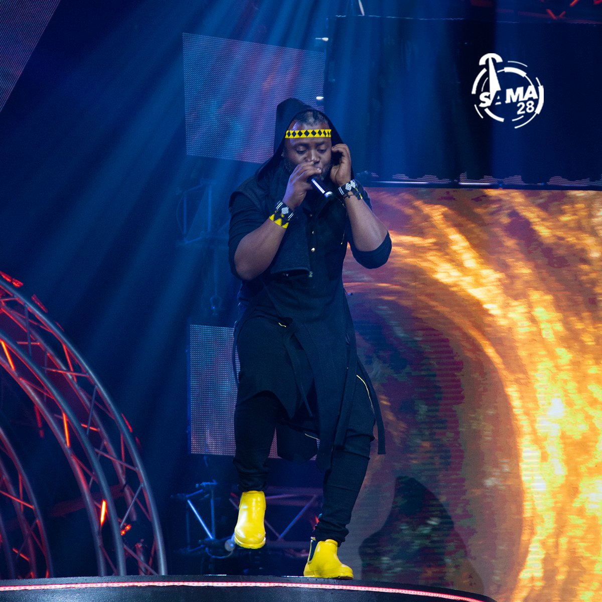 TheSAMAs's tweet photo. The vibes tonight are lit!🔥 #SAMA28 https://t.co/3xYUdltHke
