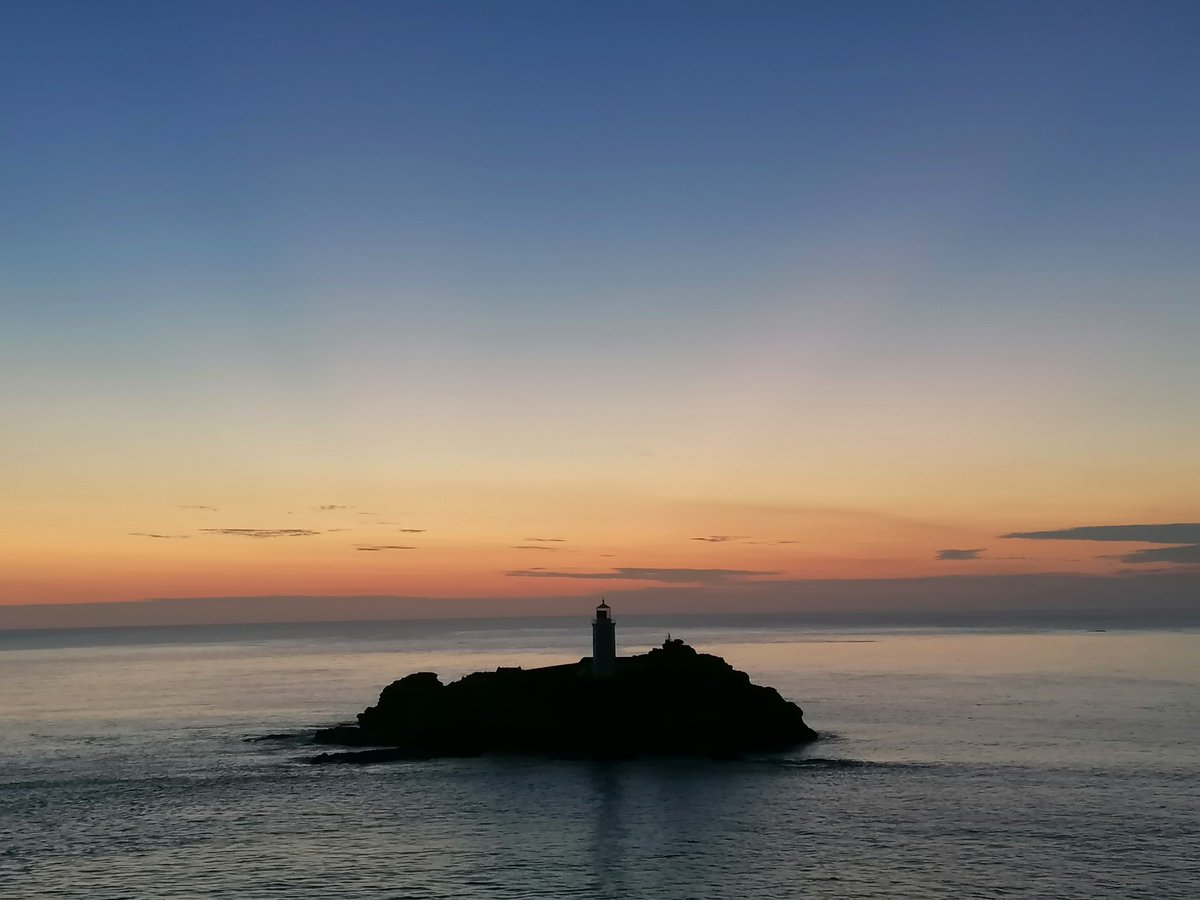 Lovely evening watching the sun go down at Godrevy Lighthouse, after watching the seals play on the beach. 💕