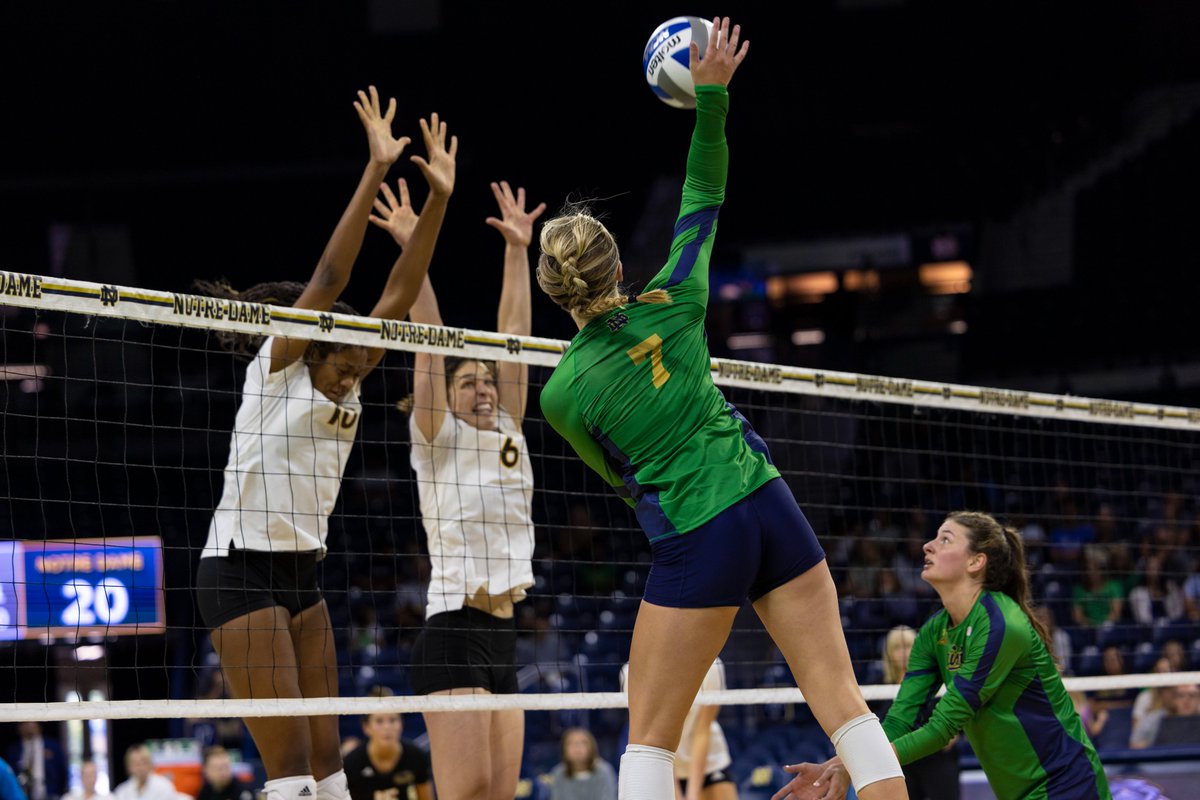 S4 | ND - 9 | UWM - 9

Freshman Lucy Trump is leading all players with 19 kills so far on the day. 

#GoIrish ☘️