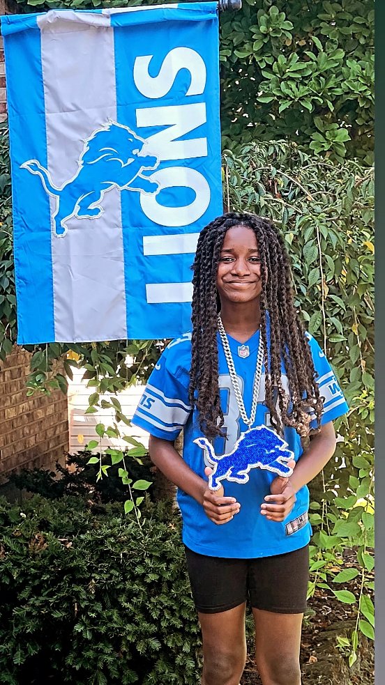 Mr_Sdot_Johnson's tweet photo. I got the hottest Kids in the game wearing my chain.  @Lions #MrLionBling #onepride #GameDay #NewPride #DetroitvsEverybody #313Grit #HardKnocks #Lionsden #Lionblood https://t.co/JkRkgj6P3X
