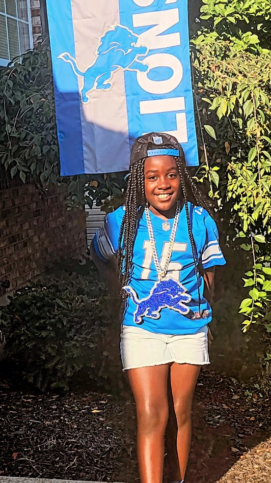 Mr_Sdot_Johnson's tweet photo. I got the hottest Kids in the game wearing my chain.  @Lions #MrLionBling #onepride #GameDay #NewPride #DetroitvsEverybody #313Grit #HardKnocks #Lionsden #Lionblood https://t.co/JkRkgj6P3X